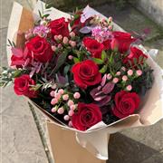 Dozen red roses 